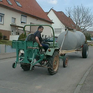 624+946