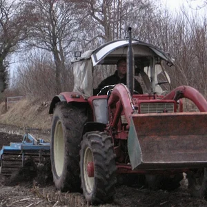 AG 323