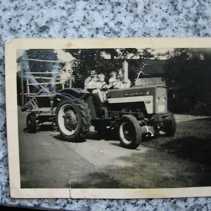 AG323