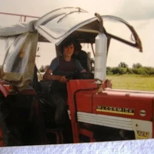 AG323