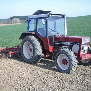 IHC 844 beim Maisland eggen