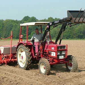 IHC 433 beim Maislegen