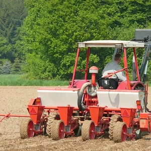 IHC 433 beim Maislegen