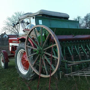 IHC 353 mit Rarität im Einsatz