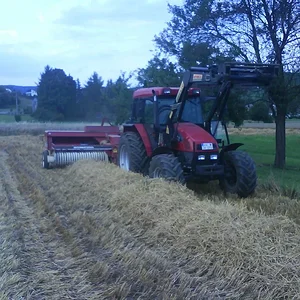 Case CS68 am Stroh Pressen