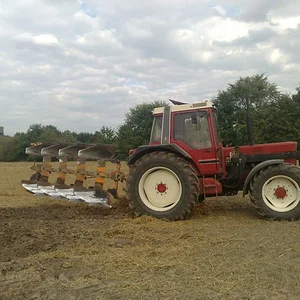1055XL am Pflügen