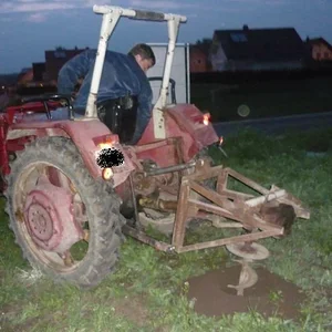 Loch bohren für einen Maibaum