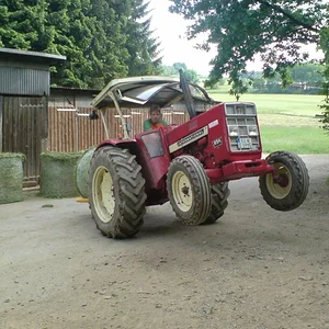 Ihc 654 beim Siloballen fahren