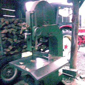 Beim Holzschneiden