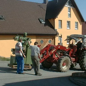 624+946