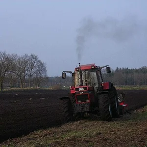1455 XLA beim Pflügen