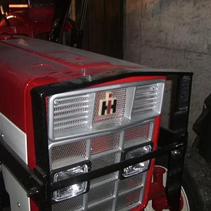 Einsetzen des Kühlergrills