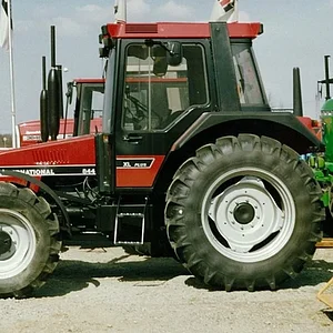 844 XL Schräghaubenschlepper