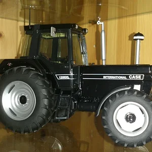 Case IH 1255 XL in schwarz