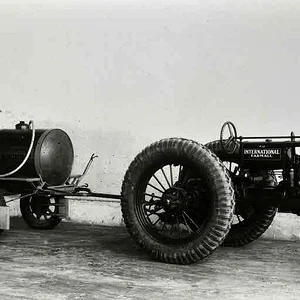 Farmall mit Spritze