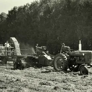 Farmall mit Presse