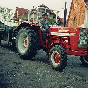 624+946