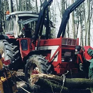 624+946