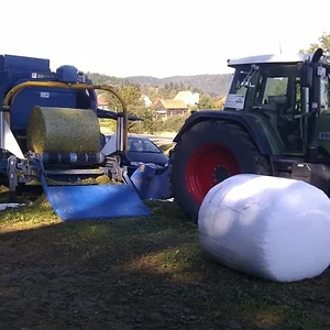 Mais-Rundballenpresse