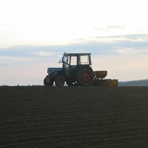 Eicher mit Kleine Maissägerät