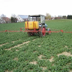 Eicher 3353 beim Raps spritzen