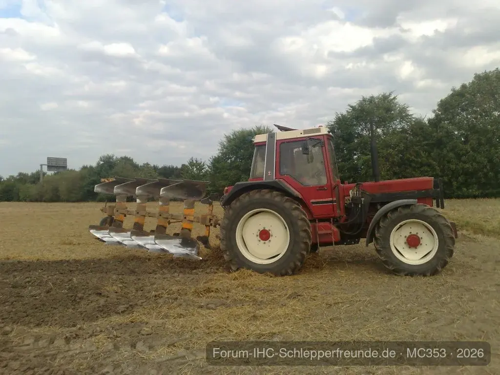 1055XL am Pflügen