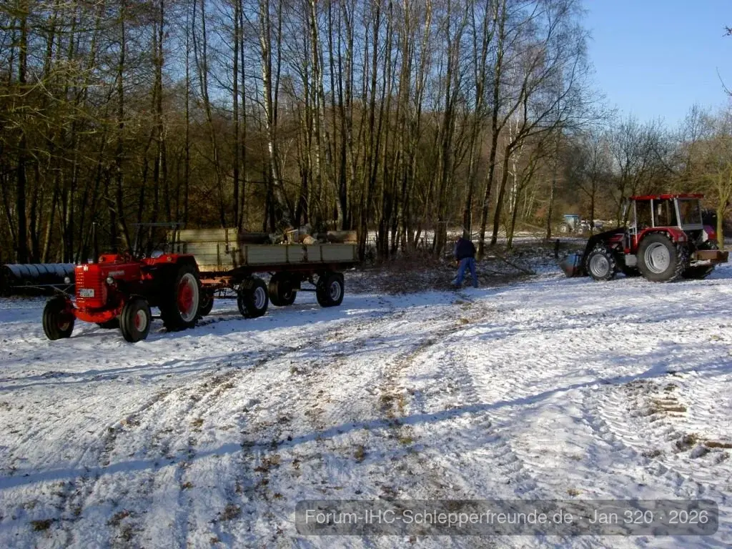 320 und Compact 850 im Wald