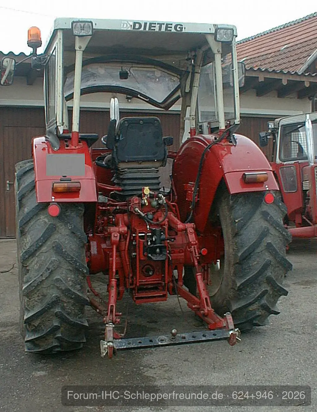 624+946