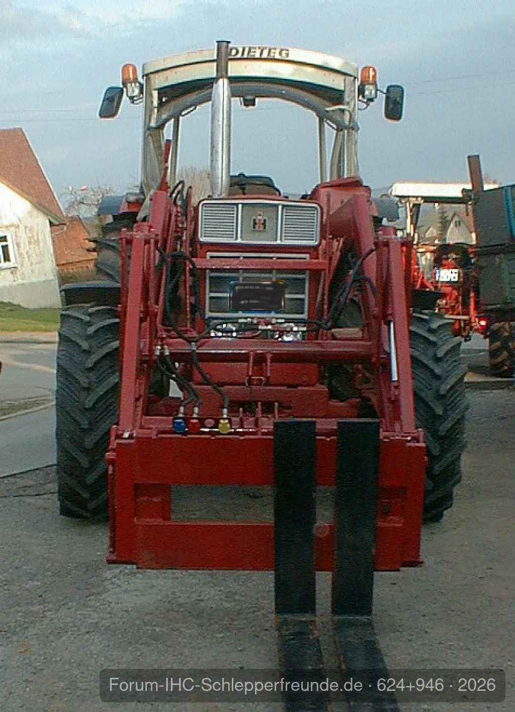 624+946