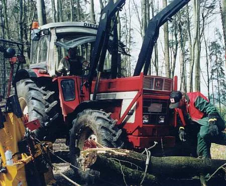 624+946