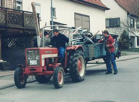 624+946