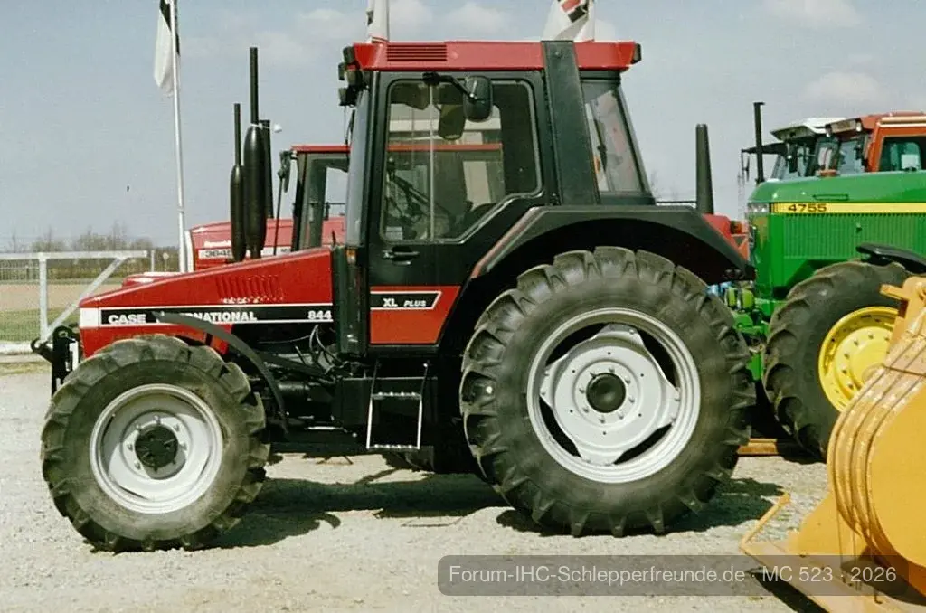 844 XL Schräghaubenschlepper