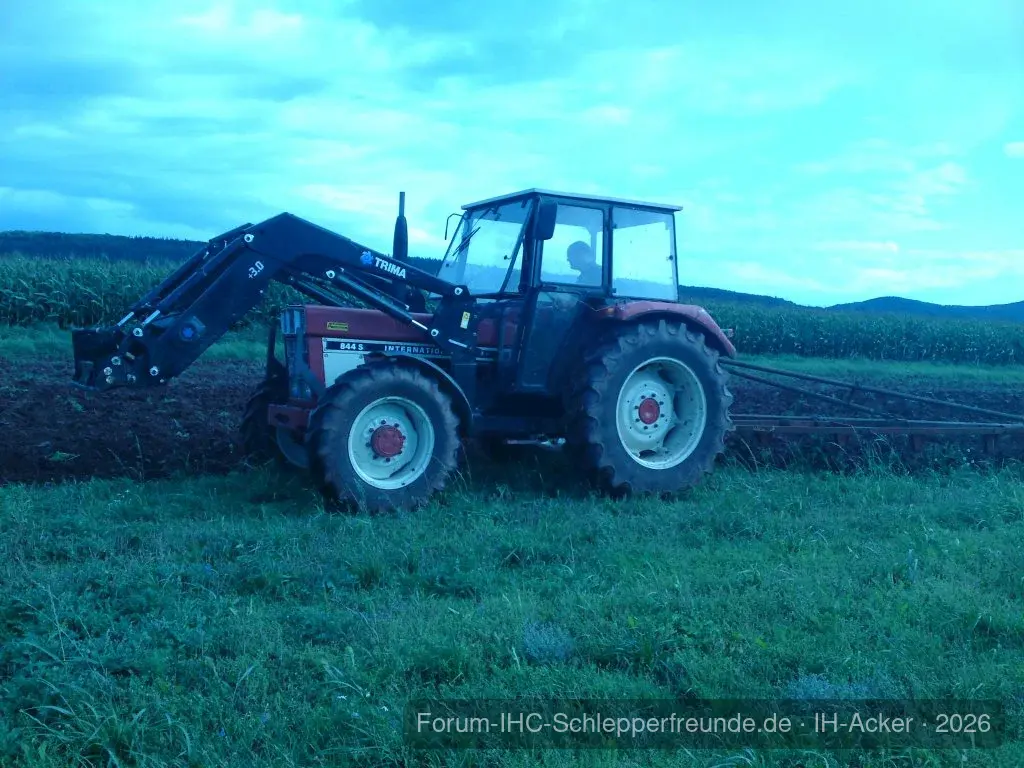 844S und Krone Schälpflug