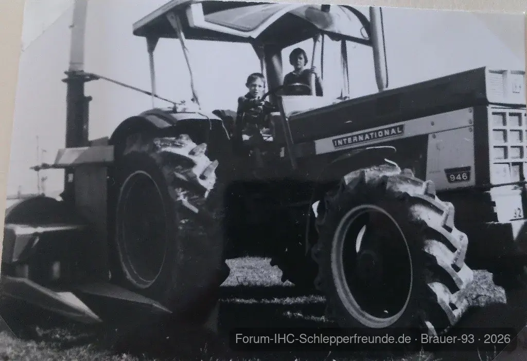 946 bei der Maisernte 1976