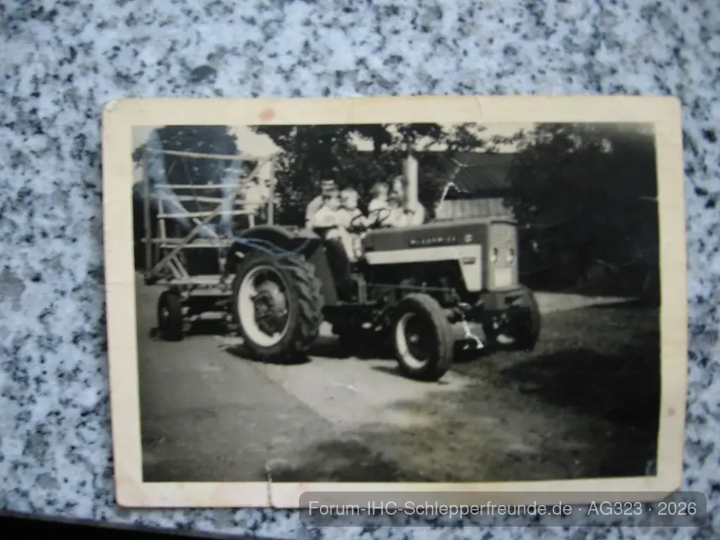 AG323