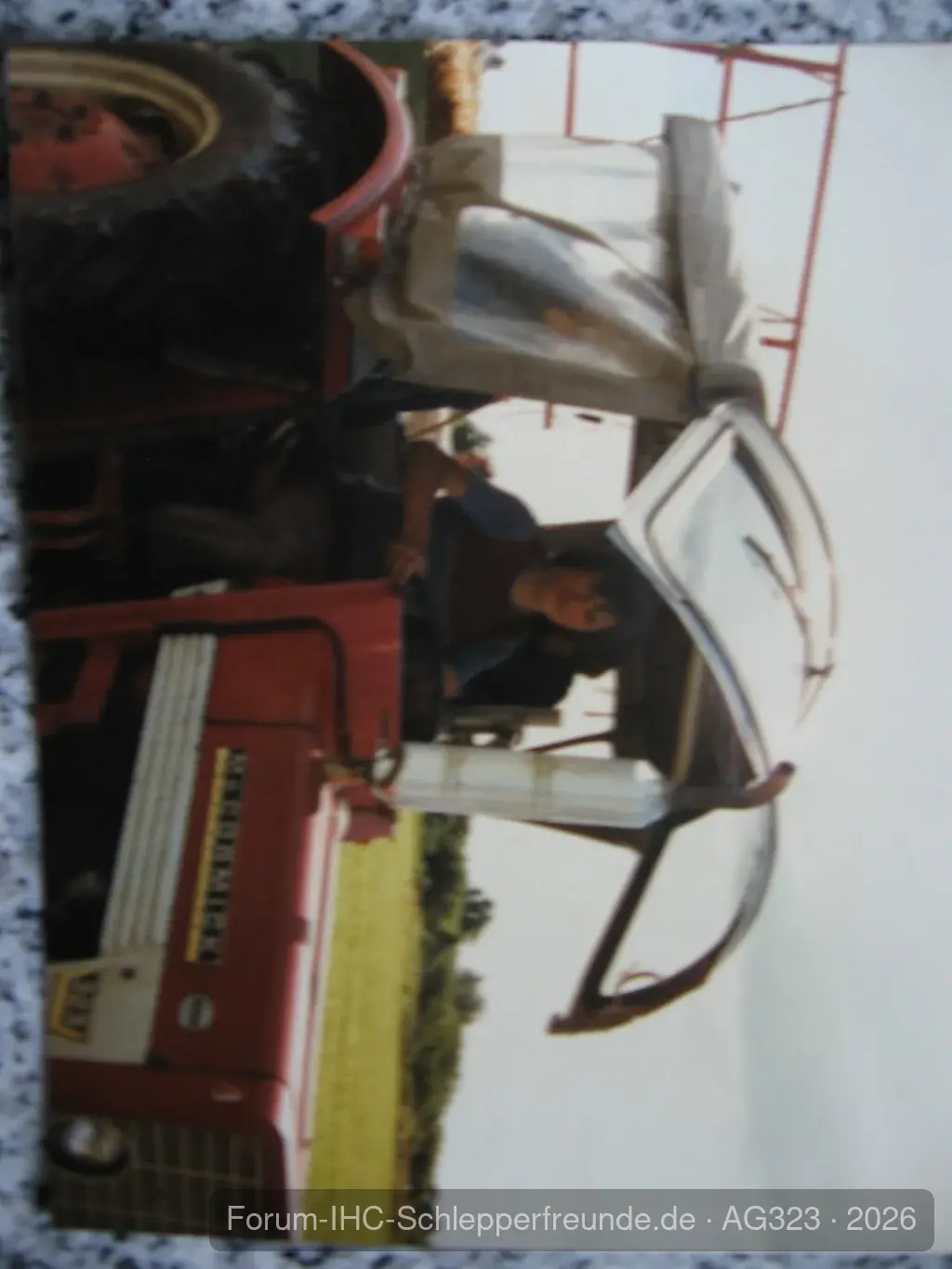 AG323