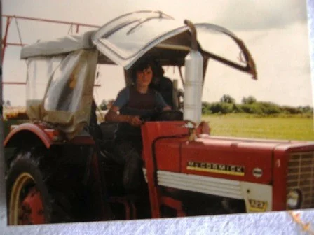 AG323