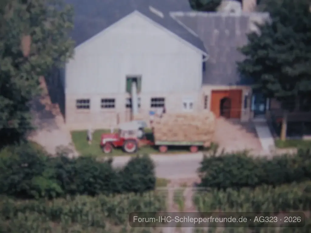 AG323