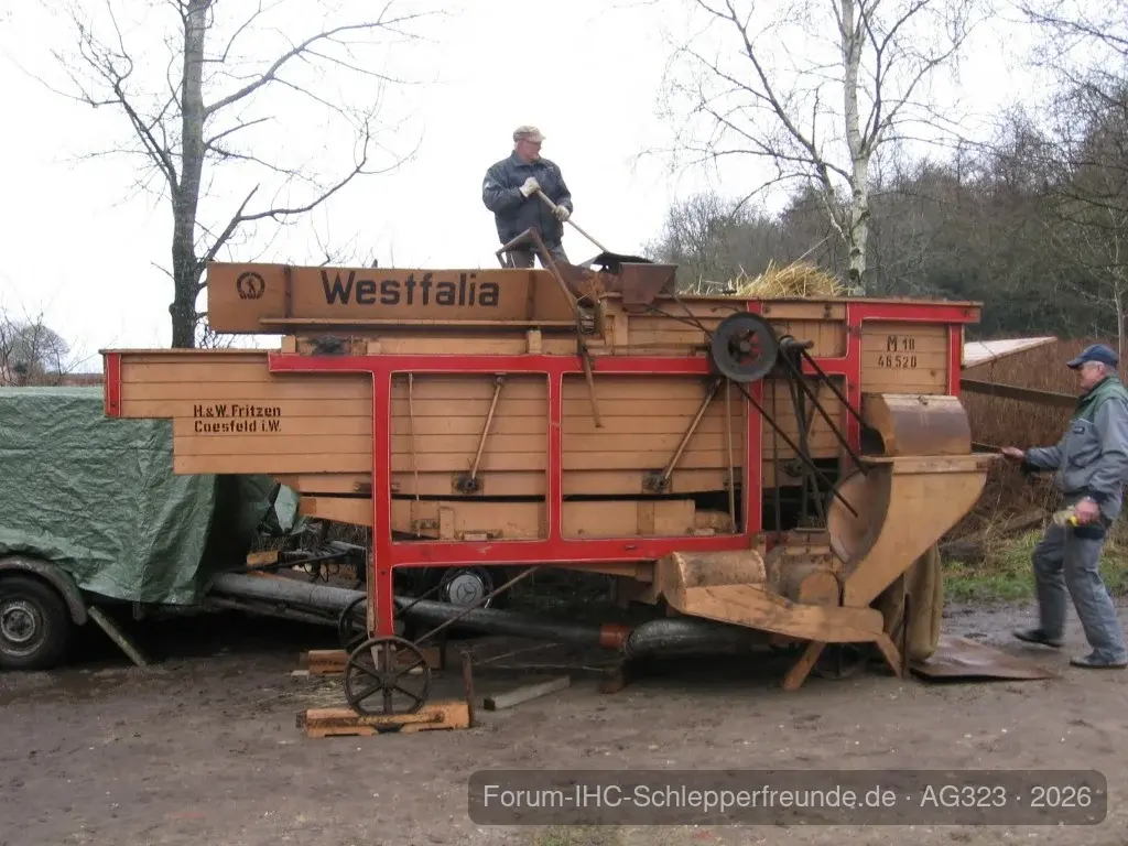 AG323