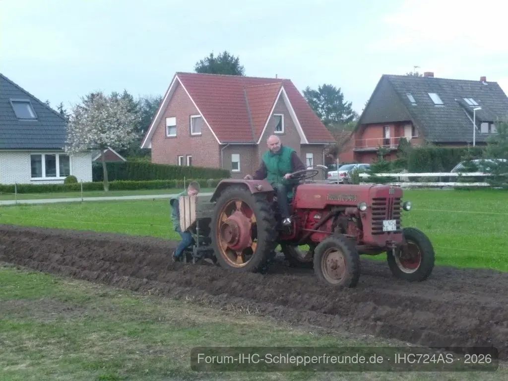 Beim Kartoffelpflanzen