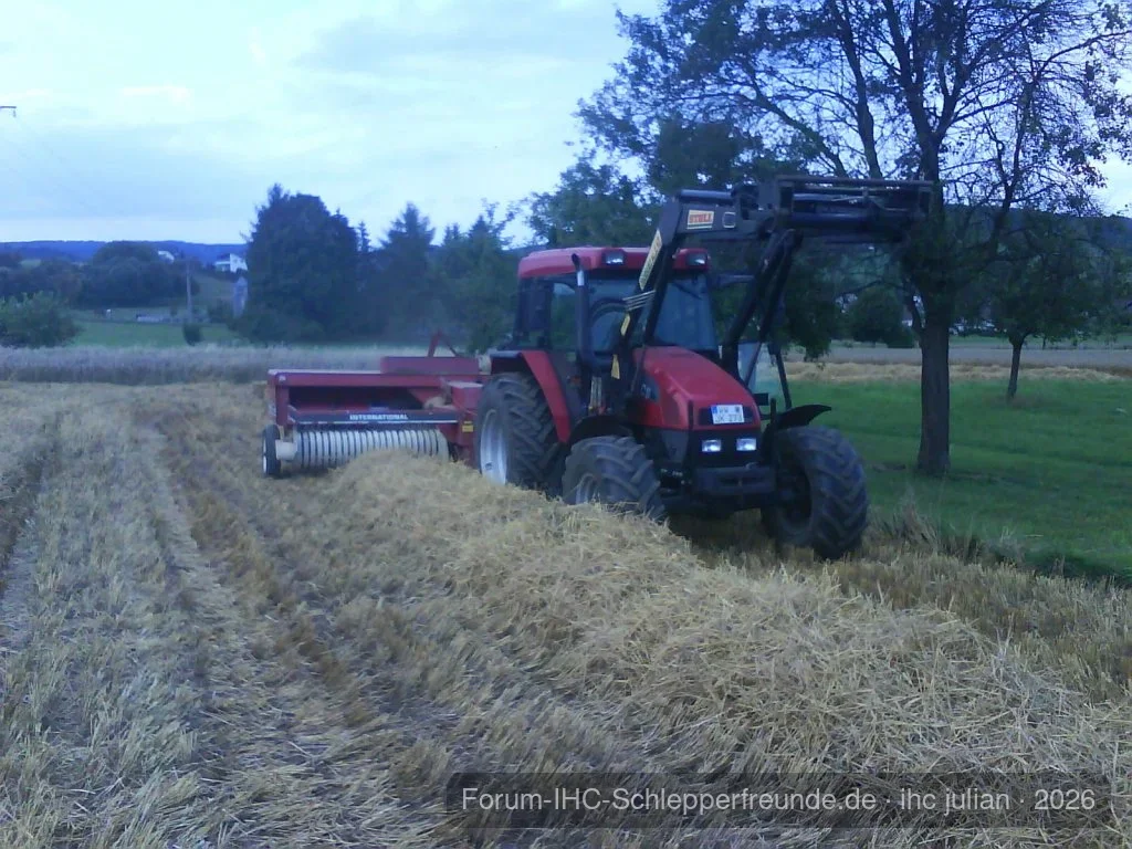 Case CS68 am Stroh Pressen