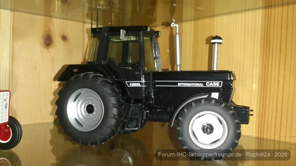 Case IH 1255 XL in schwarz