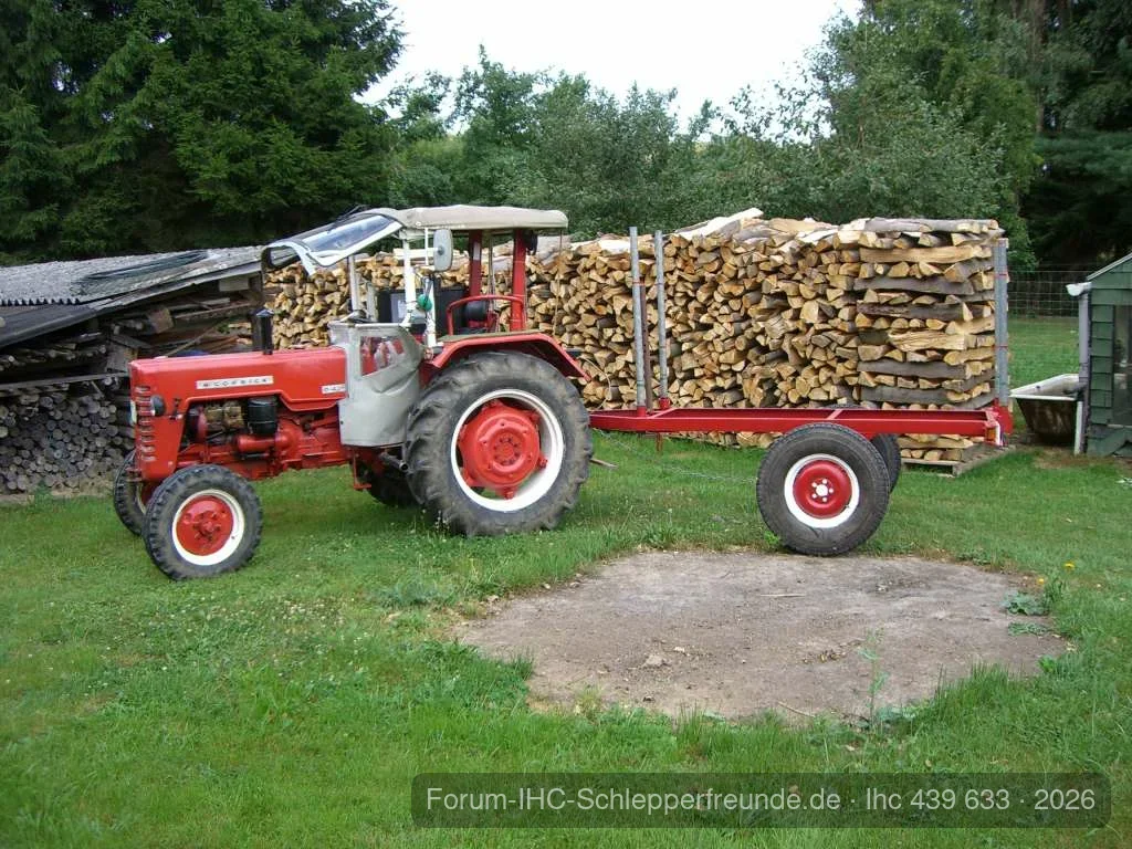 D 439 mit Holzhänger