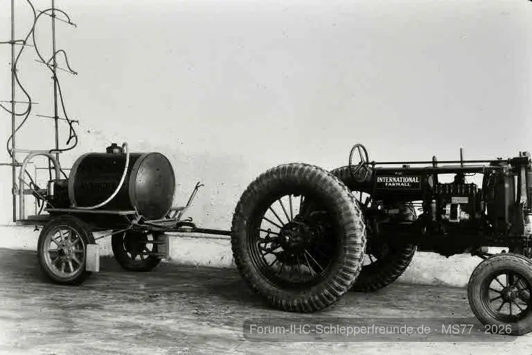 Farmall mit Spritze