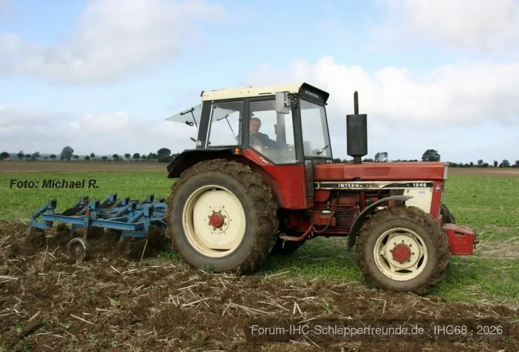 IHC 1246 mit Rabe Grubber