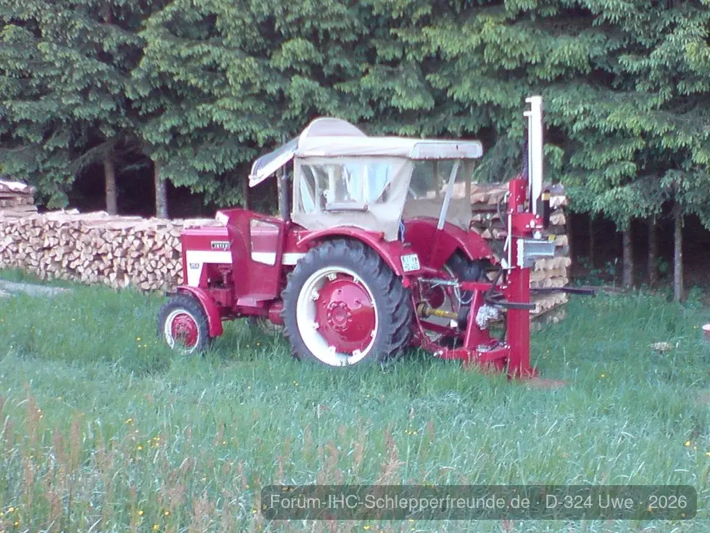 IHC 353 beim Holzspalten