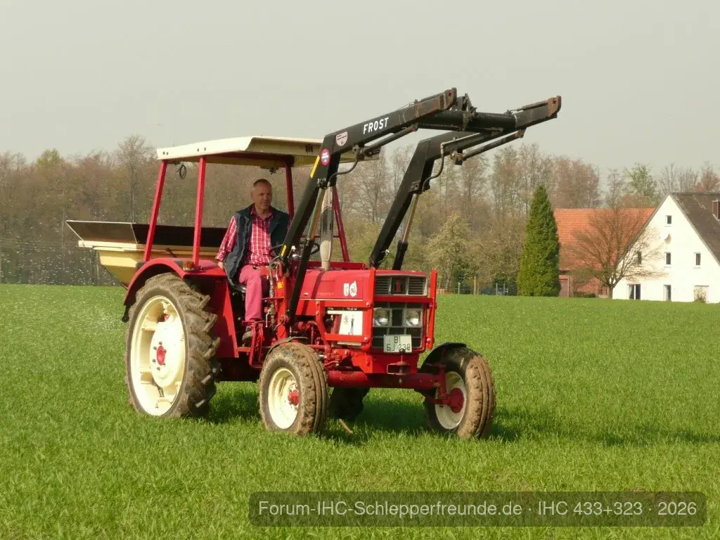 IHC 433 beim Düngen