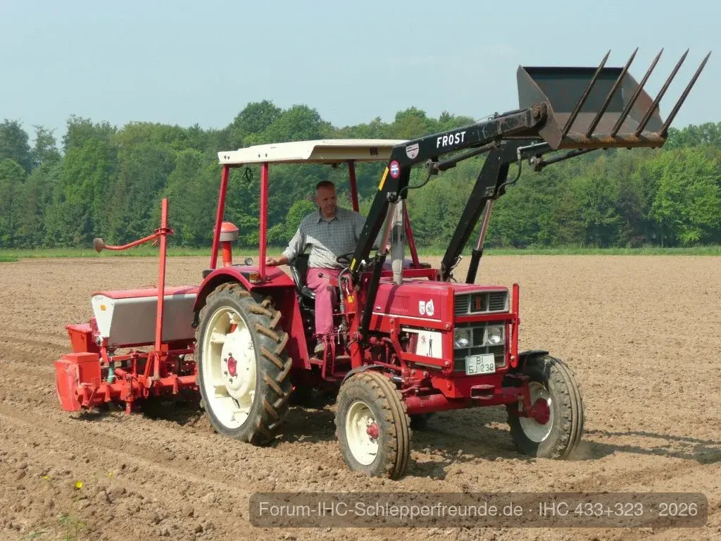 IHC 433 beim Maislegen