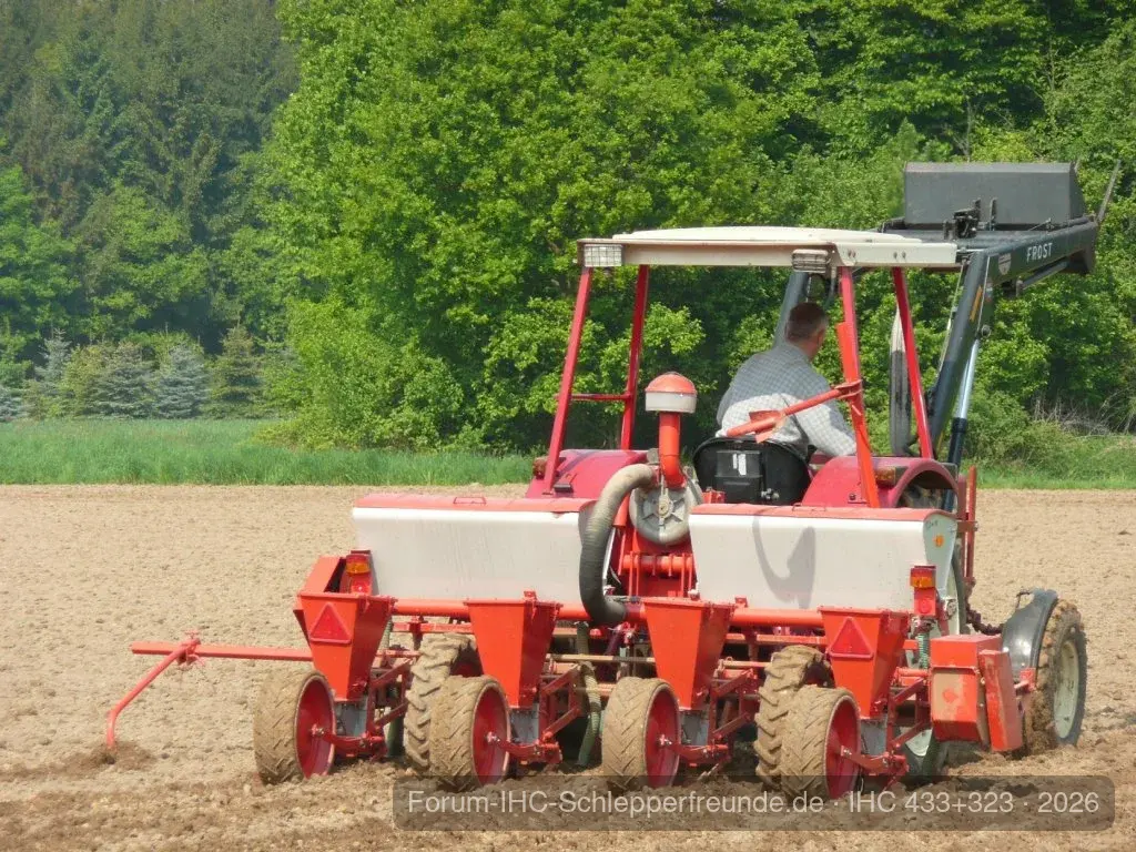 IHC 433 beim Maislegen