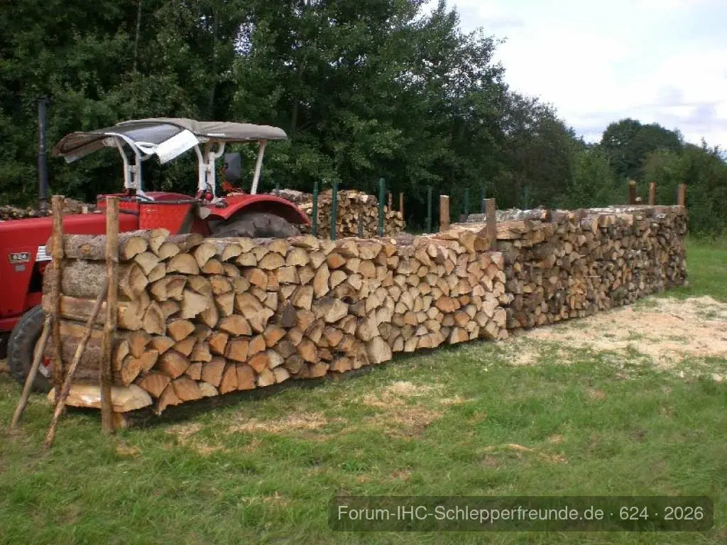 IHC 624 beim Holzfahren